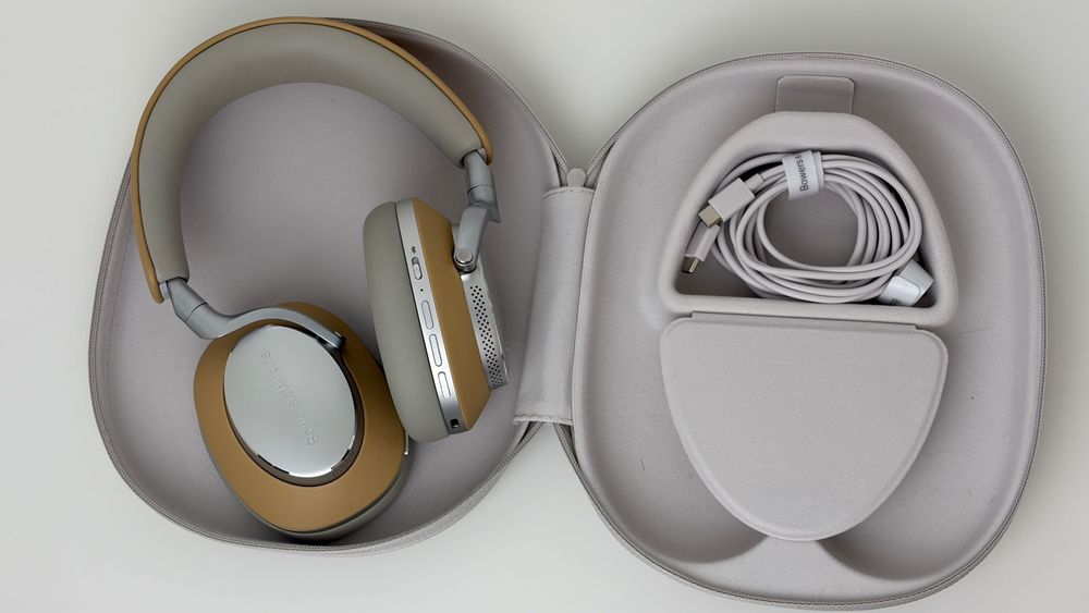 Casti Bowers and Wilkins PX8