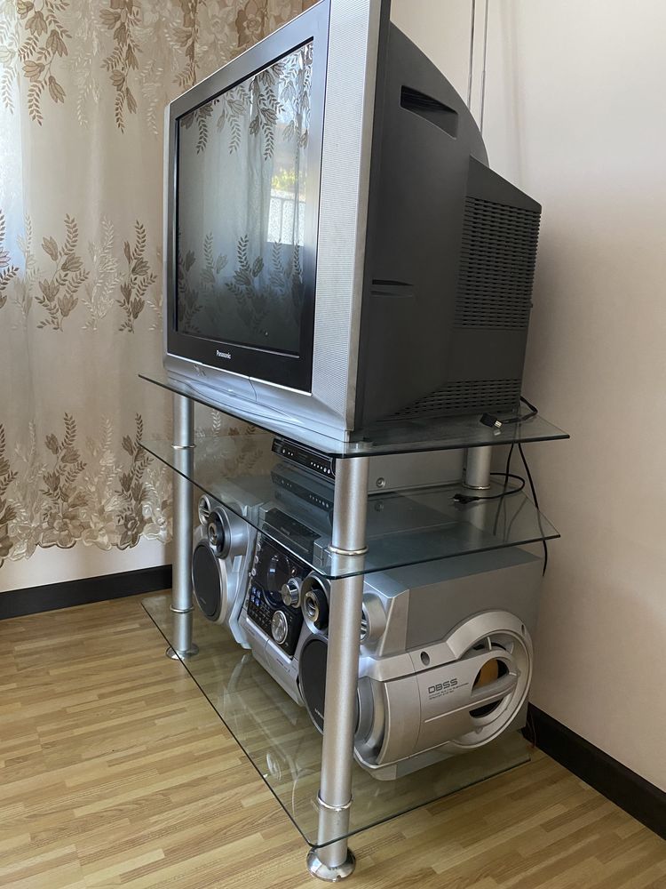 Телевизор Panasonic и тумба под телевизор