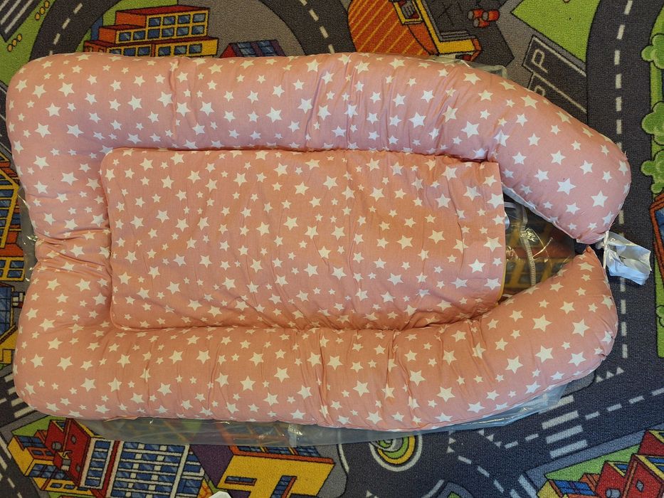 Cocon Bebelus Baby Nest roz cu stele albe