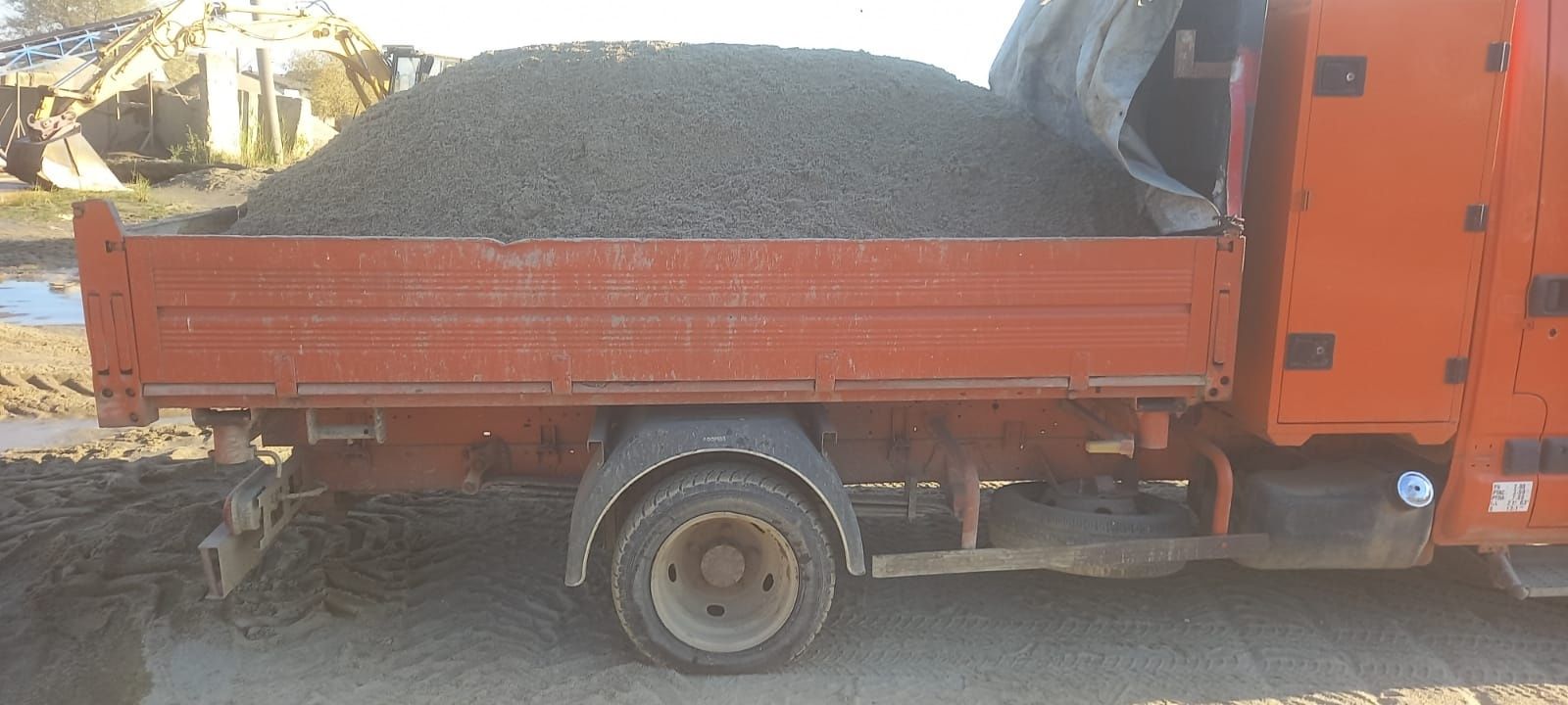 Transport nisip piatra pamant negru vegetal