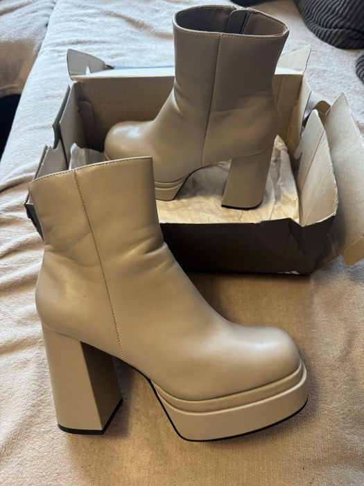 Боти на ток със забележка