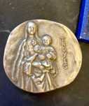 Medalie artistică Troyes – relief Fecioara cu Pruncul, cutie originală