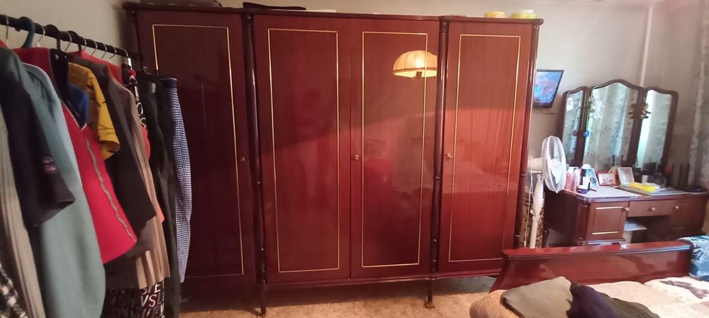 Продам спальный гарнитур