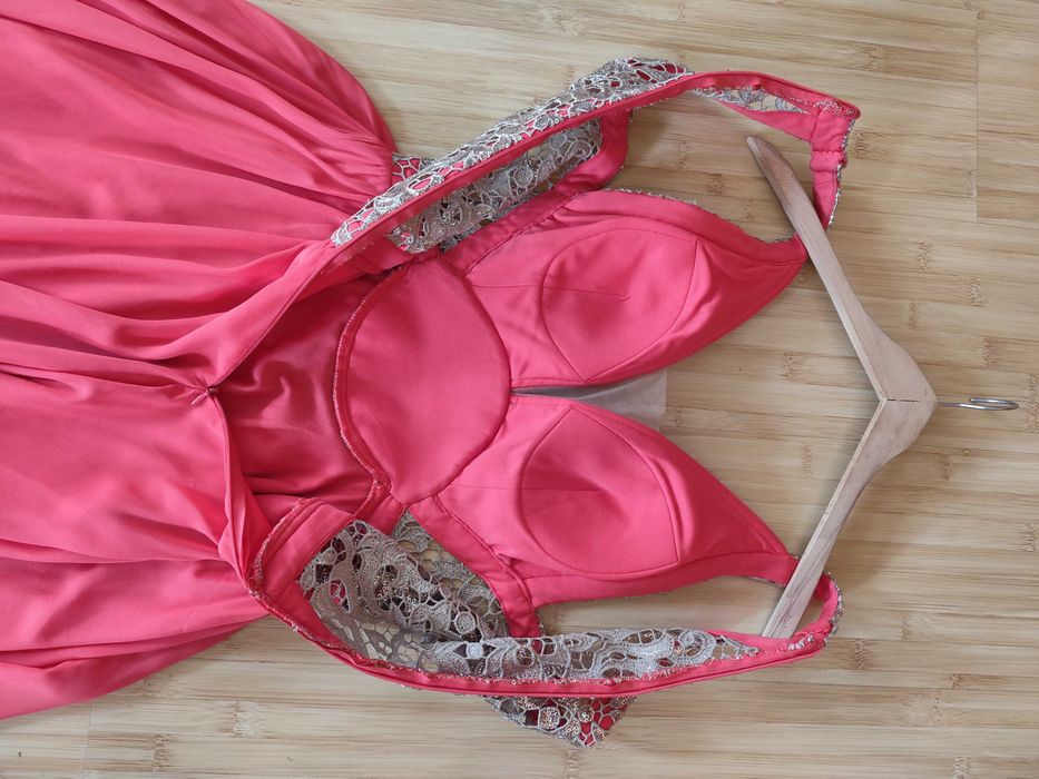 Чисто нова официална рокля