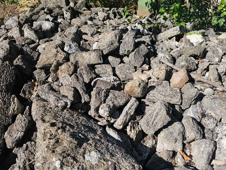 Продавам камъни за строеж (основа или ограда)