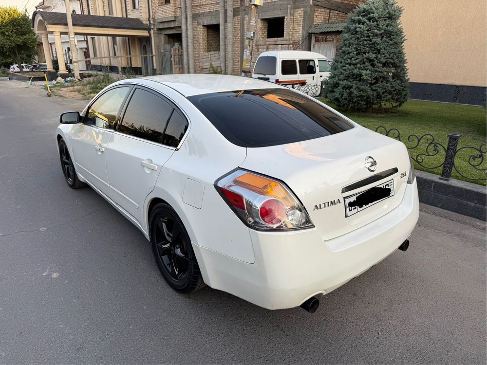 Nissan altima sotiladi