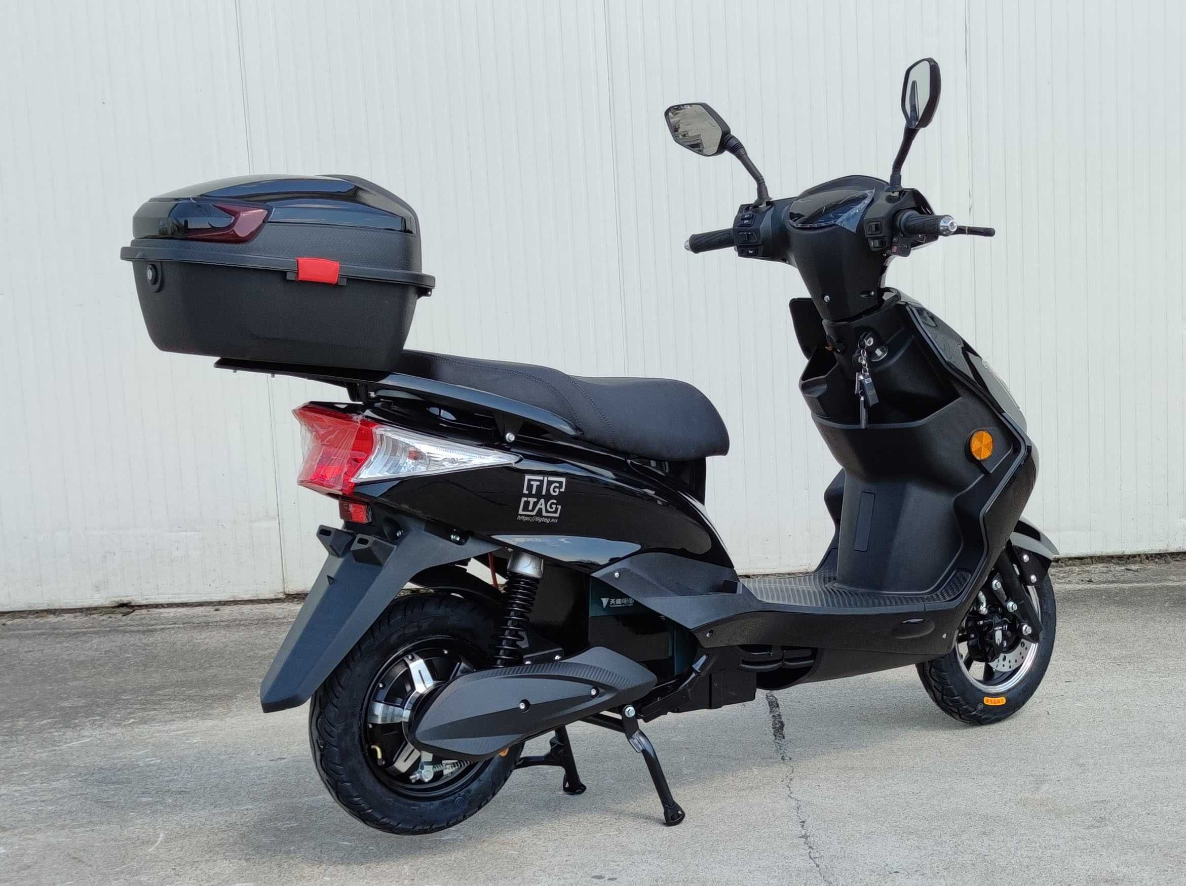 Електрически скутер My Force черен цвят с регистрация и багажник