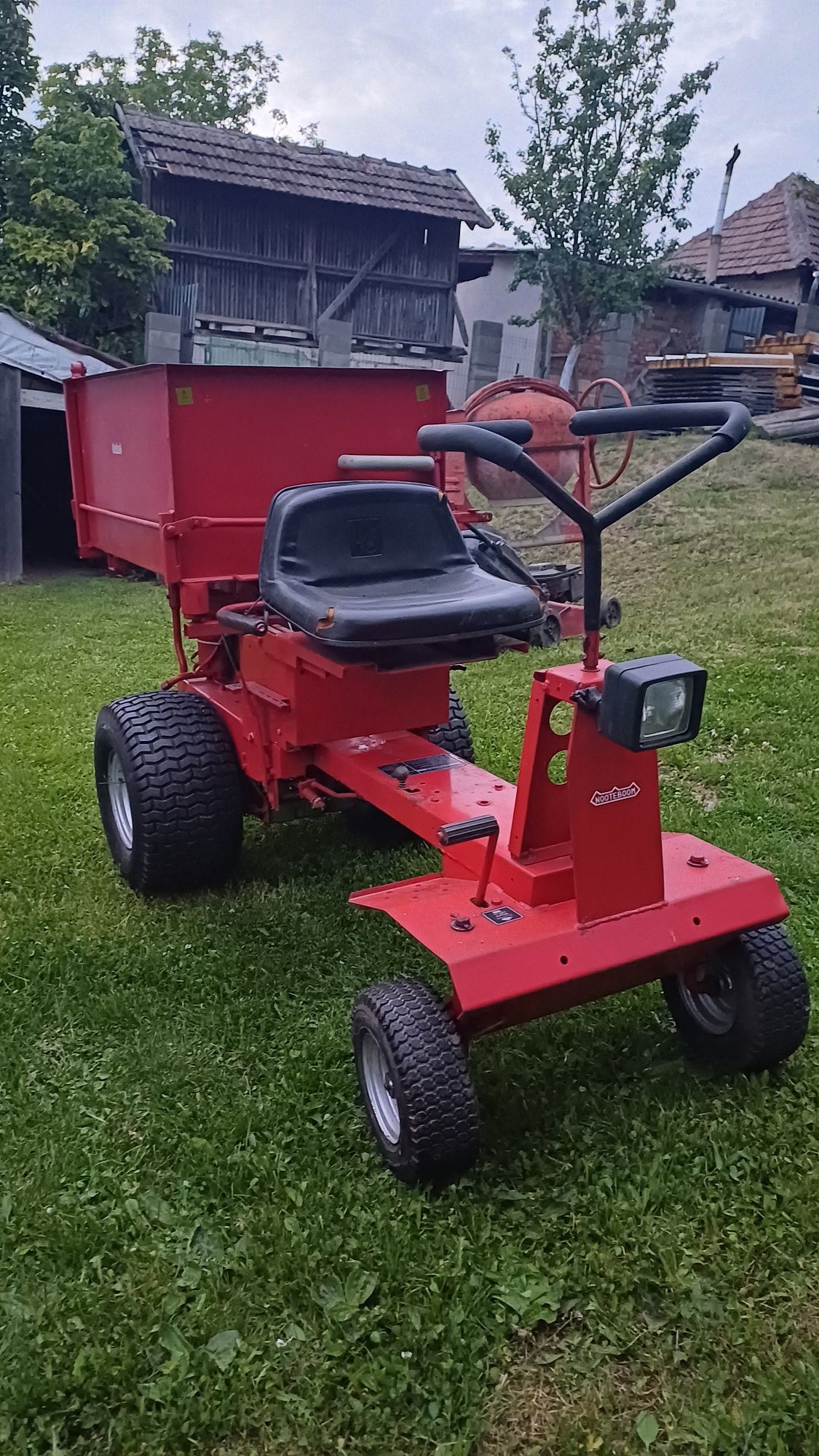 Tractoras pentru gradina cu bena basculabila