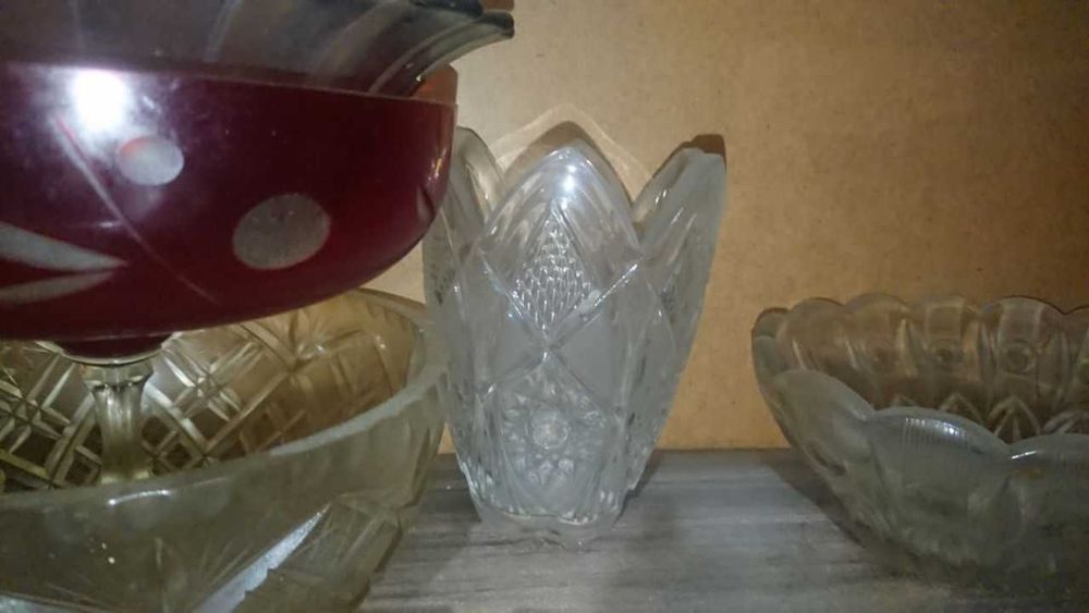 Посуда, рюмки, тарелки, чайные сервизы.