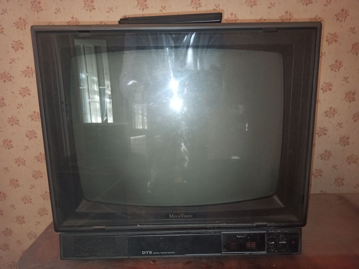 Televizor Megavision cu tub și telecomandă