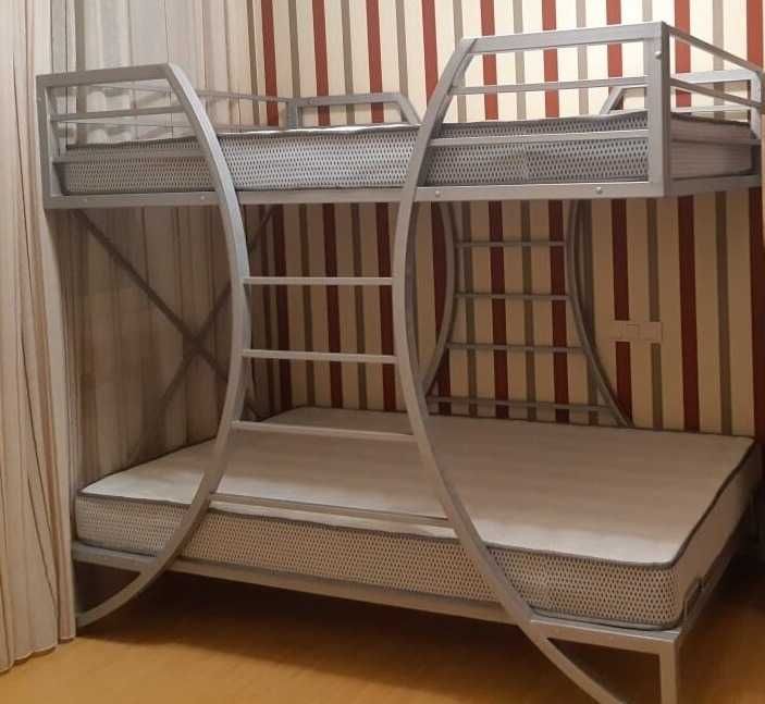 Металлическая двухъярусная кровать (двухярусная).Доставка бесплатно.