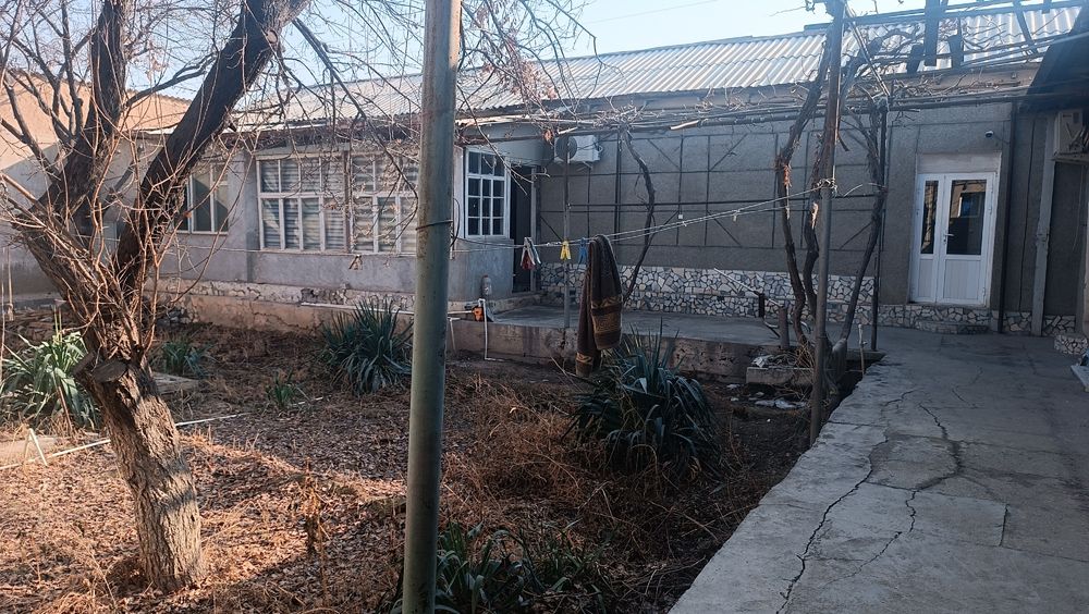 8 sotixlik uy sotiladi, Baraxolka bozor yonida, 6 xona 3 ta daliiz