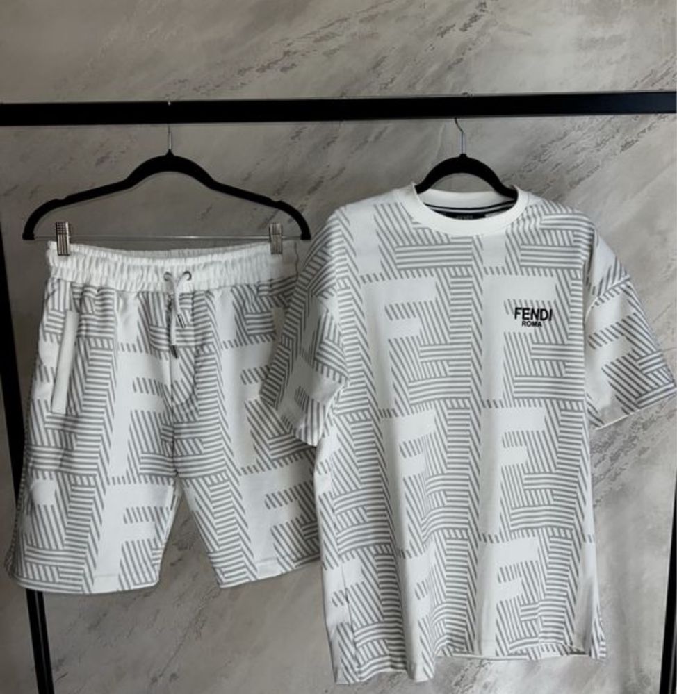 Продавам различни маркови екипи fendi, dior, LV
