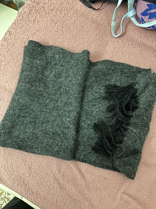 Отдам шапки , шарфы