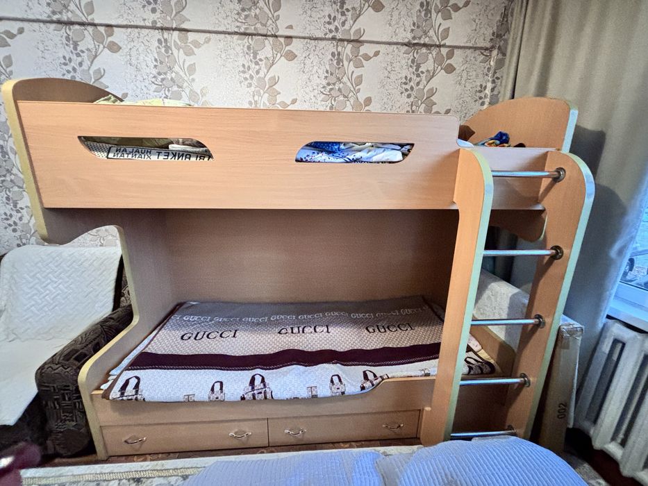 Продам двухъярусную кровать без матраса
