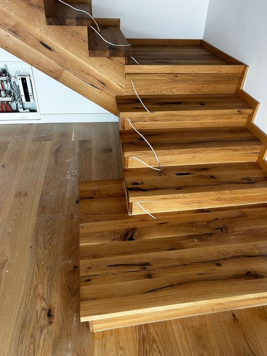 Trepte din lemn masiv cu rasina epoxidica