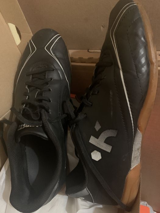 Продавам мъжки футболни обувки KIPSTA,44 номер и бермуди -34 номер