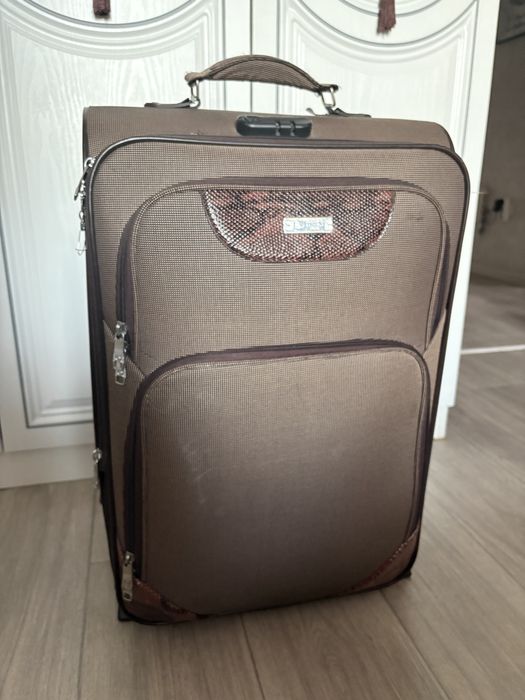 Чемодан средний дорожный