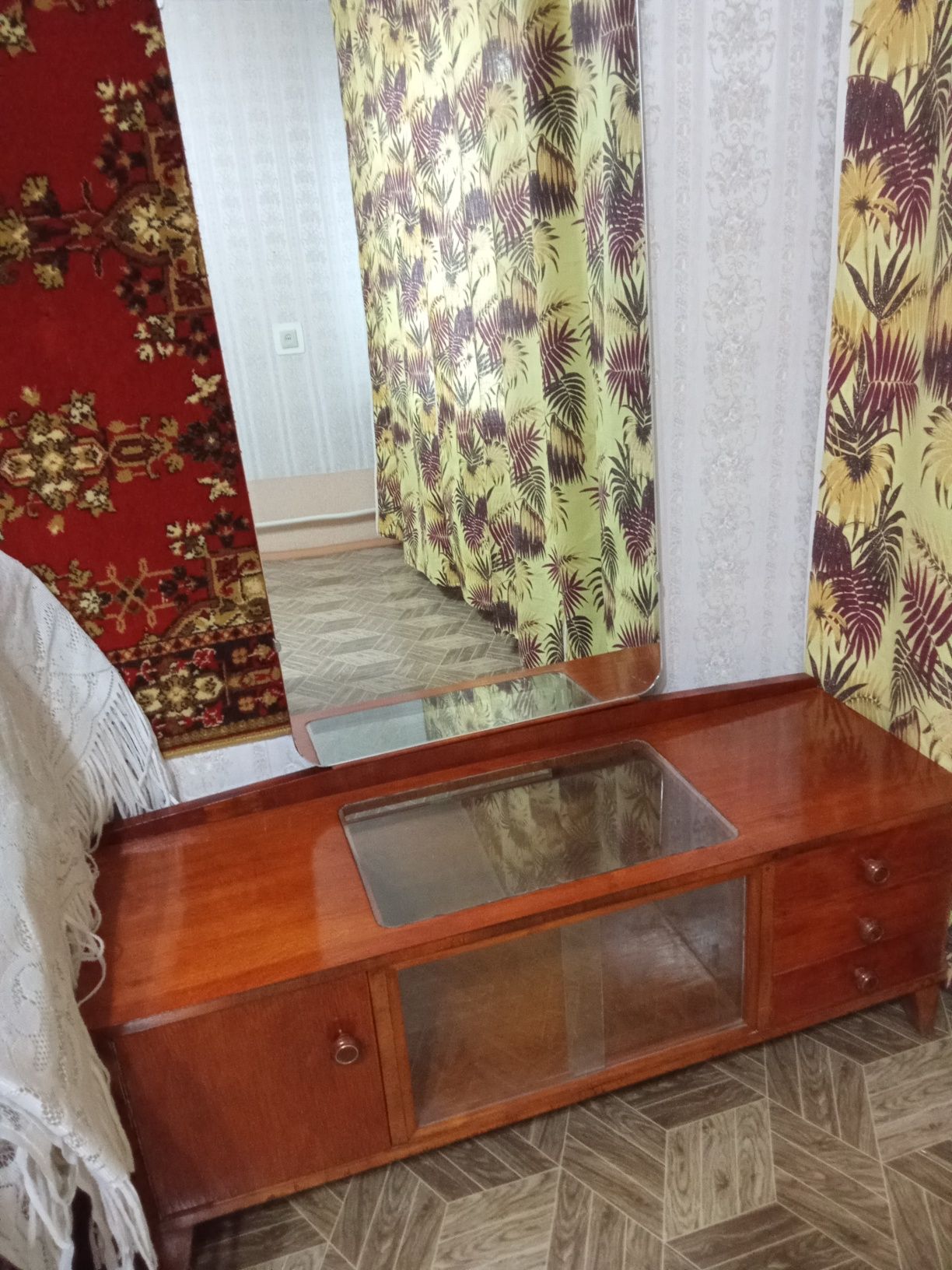 г.НАВОИ.  ПРОДАМ  Трюмо.