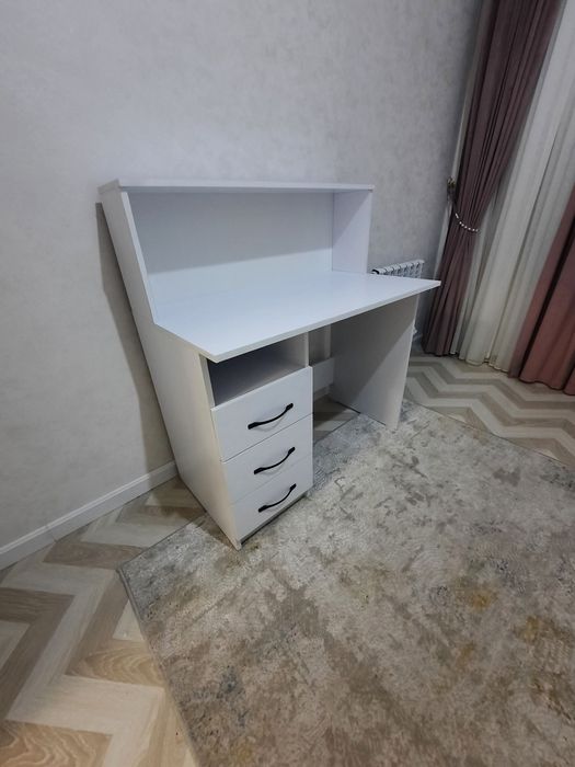 Универсальный письменный стол парта .