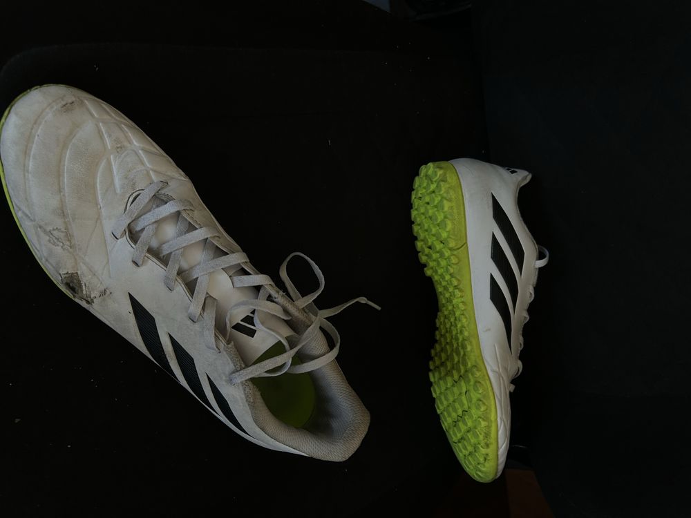 Adidas бутонки.