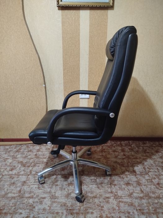 Офисной кресло сотилади
