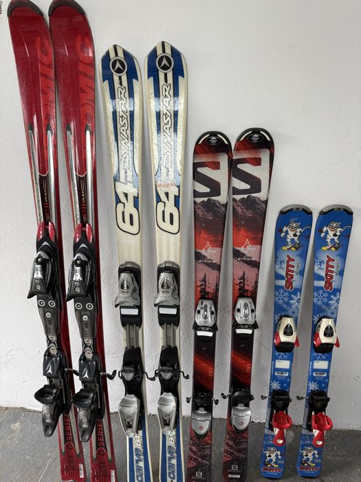 De vanzare patru perechi de schiuri