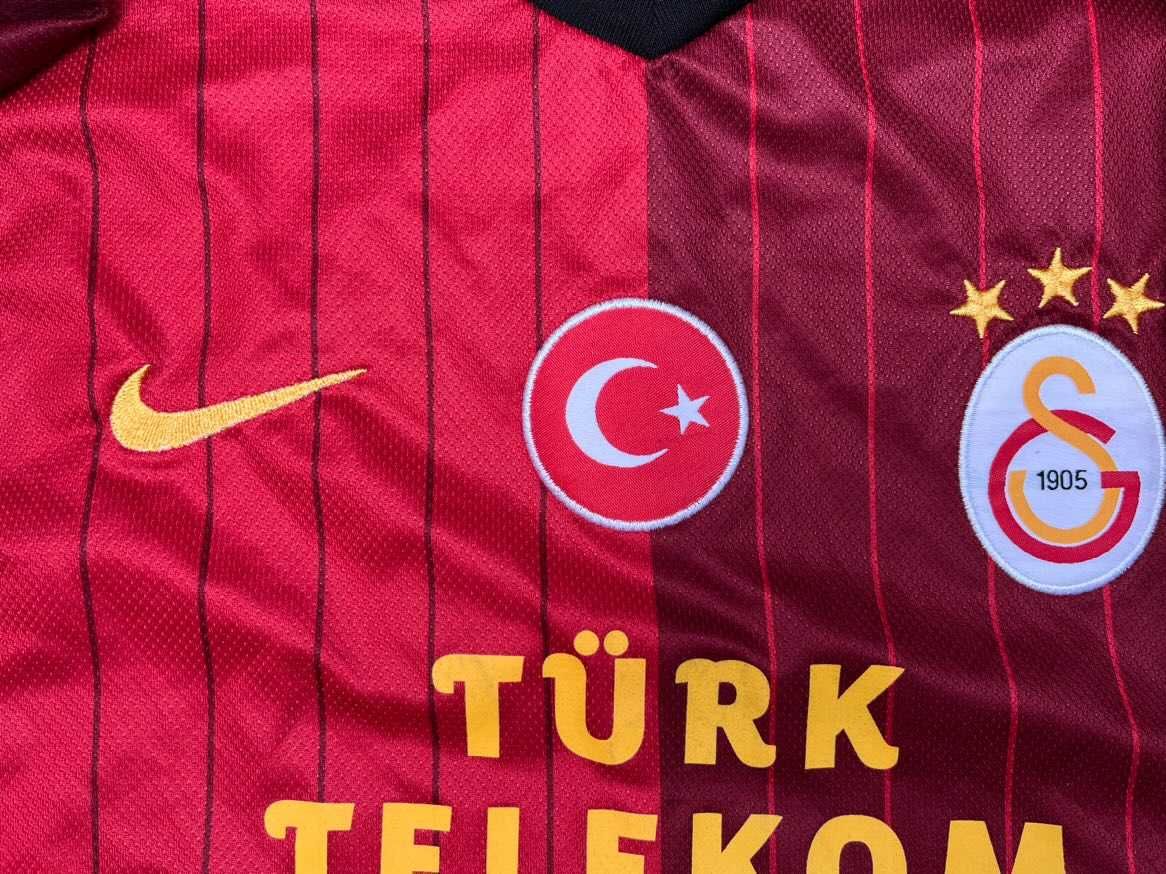 Рядка тениска на Galatasaray