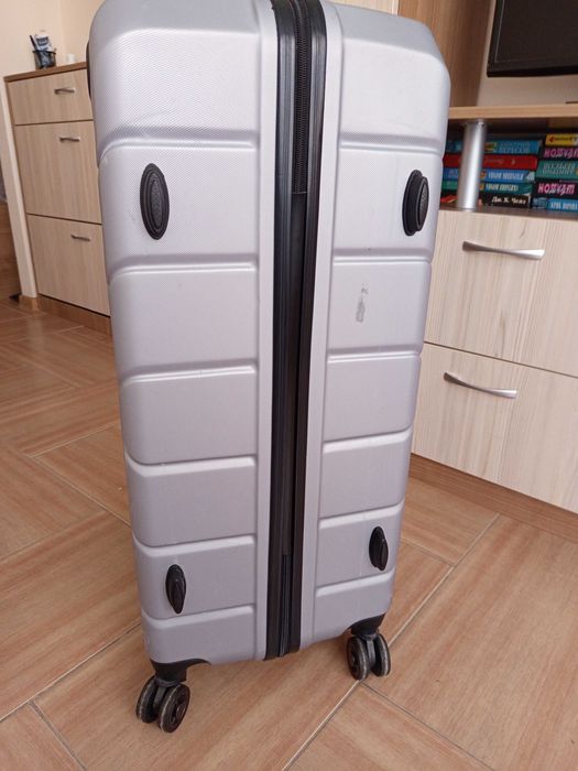 Куфар  с колелца с вместимост 90л.