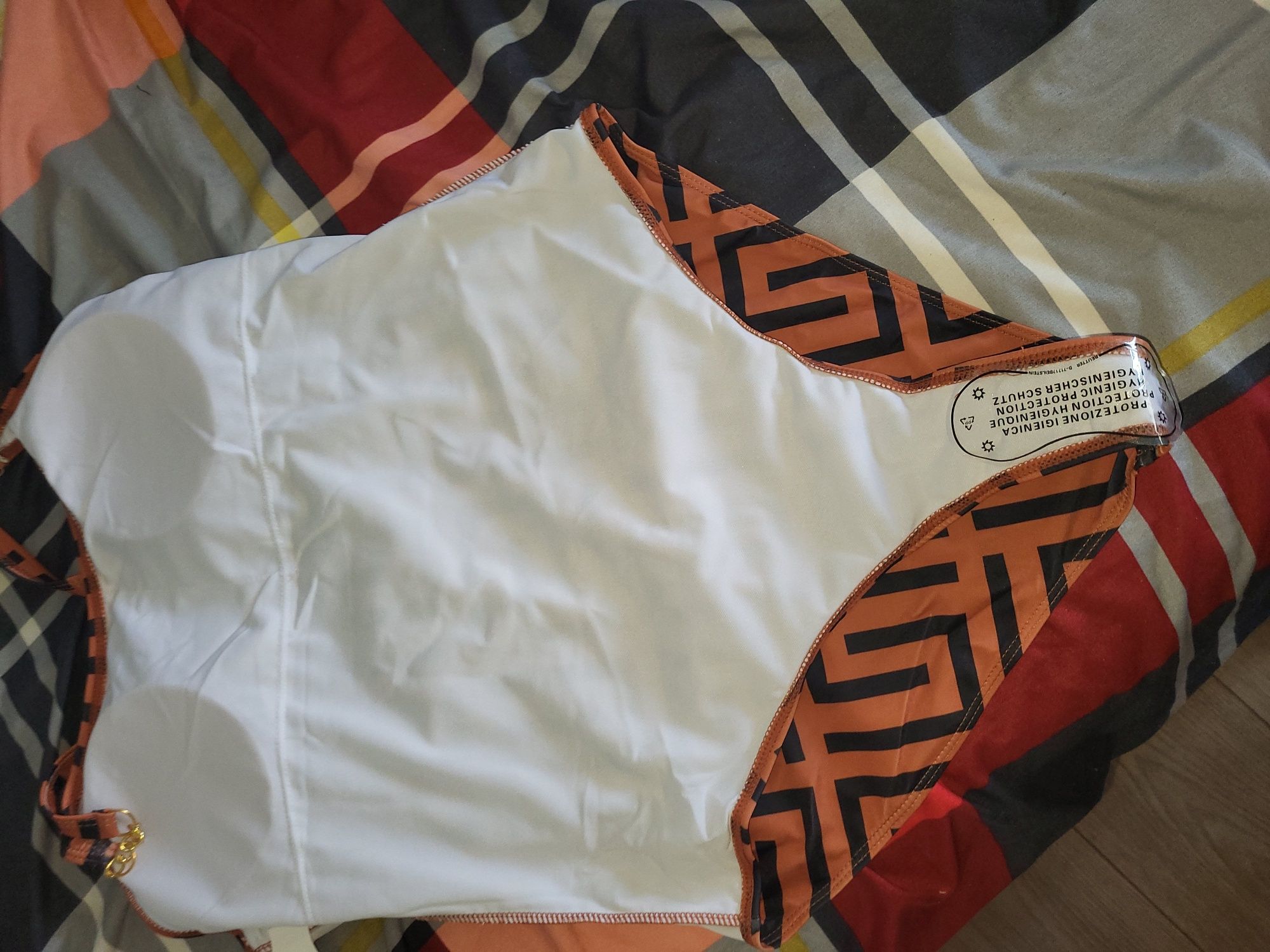 Vând Costum de baie