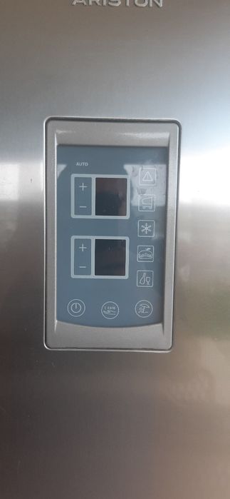 Dezmembrez combina frigorifica Hotpoint Aristone.