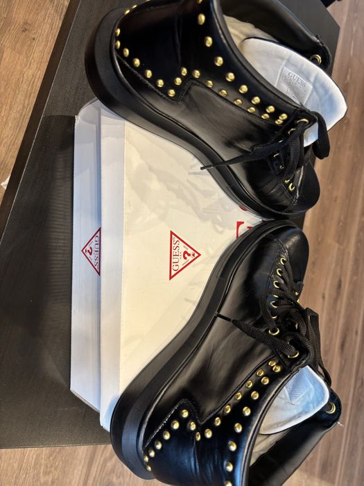 Adidasi guess purtati de mai multe ori