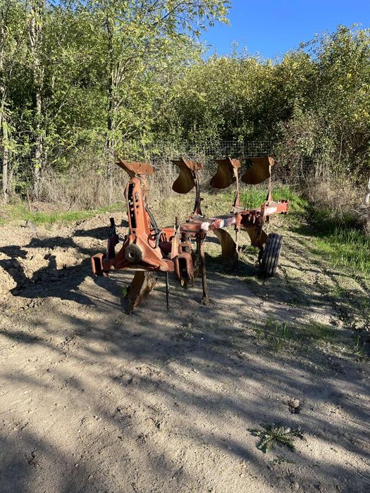 Vând.                                                 Plug reversibill