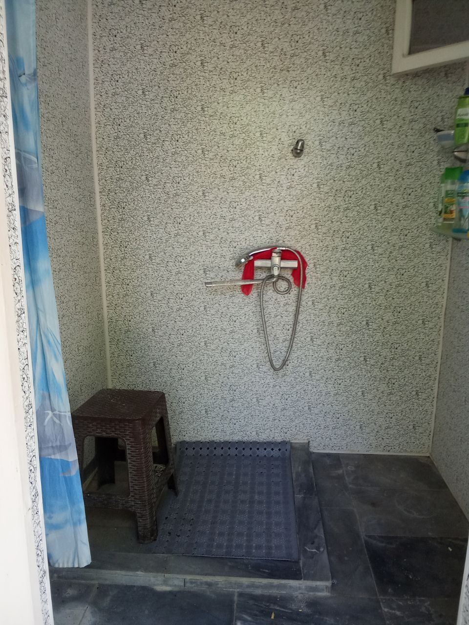 Продаётся дом в дачном посёлке с огородом и бассейном. Есть 2 скважины