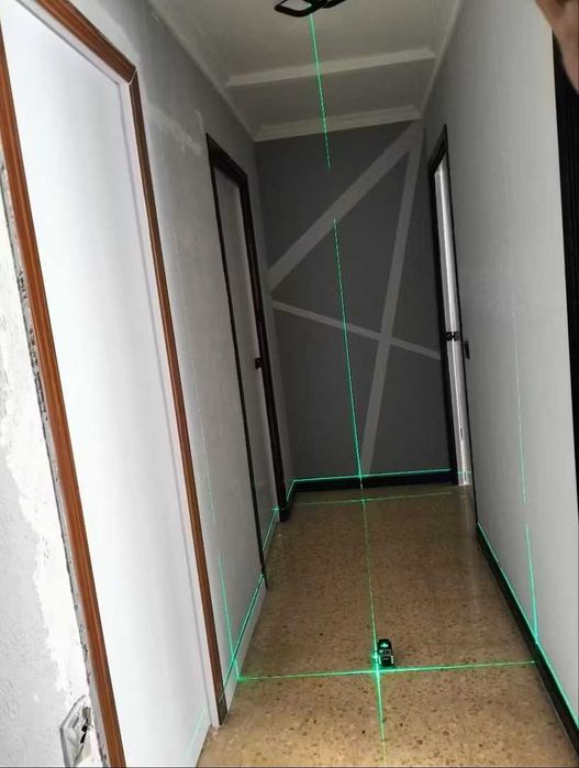 Промоция!!! Лазерен нивелир с 12 линии с мишена и стойка за стена