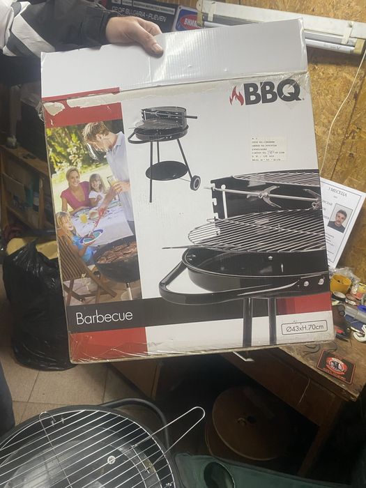 Кръгло барбекю трикрако с колело на единия крак