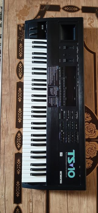 Ensoniq ts10 sotiladi.