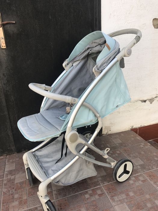 Детская коляска бюрюзового цвета