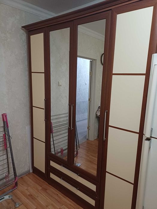 Шкаф спальный с зеркалом