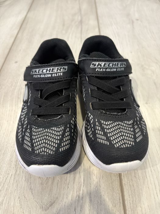 Светещи маратонки за момче на марката Skechers