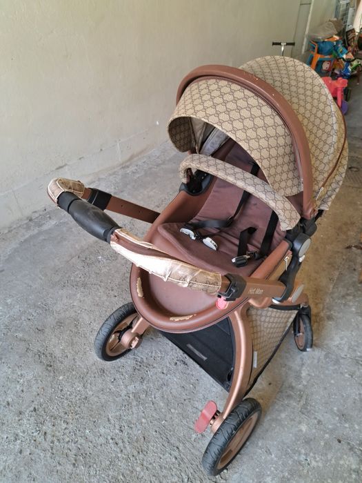 Vând căruțul hot mom preț accesibil
