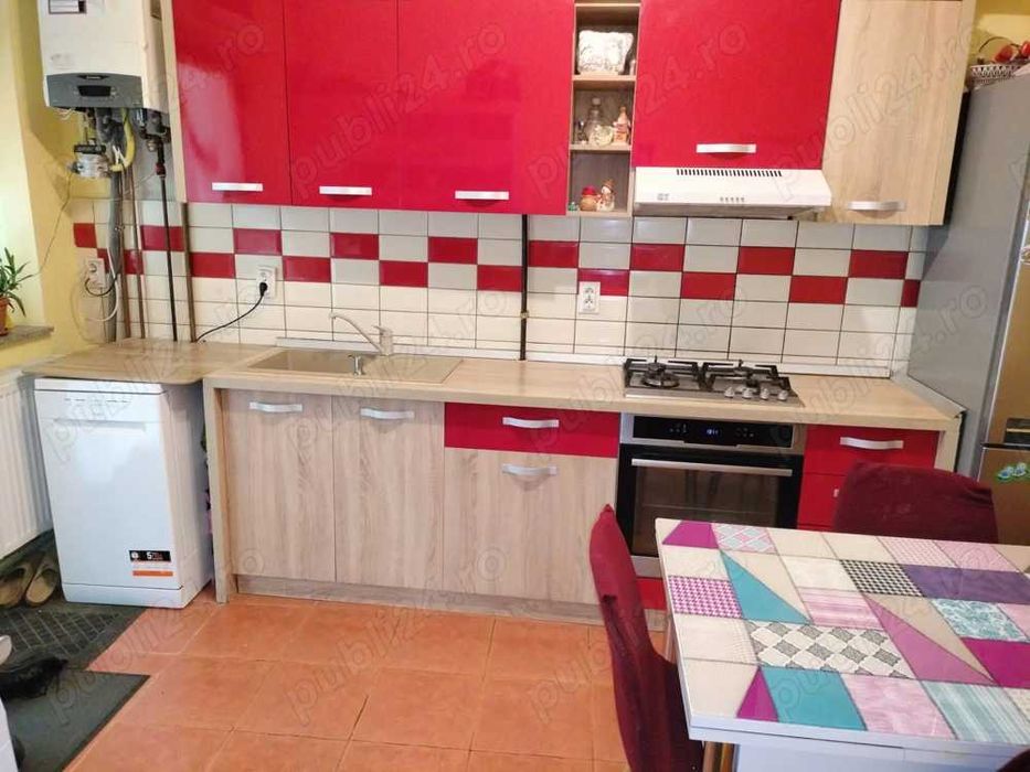 Proprietar vând apartament cu 3 camere la curte comună