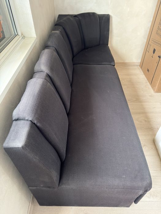 Продавам разтегателен Г-образен диван в черен цвят