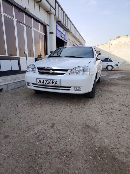 Lacetti 1.8 sotiladi
