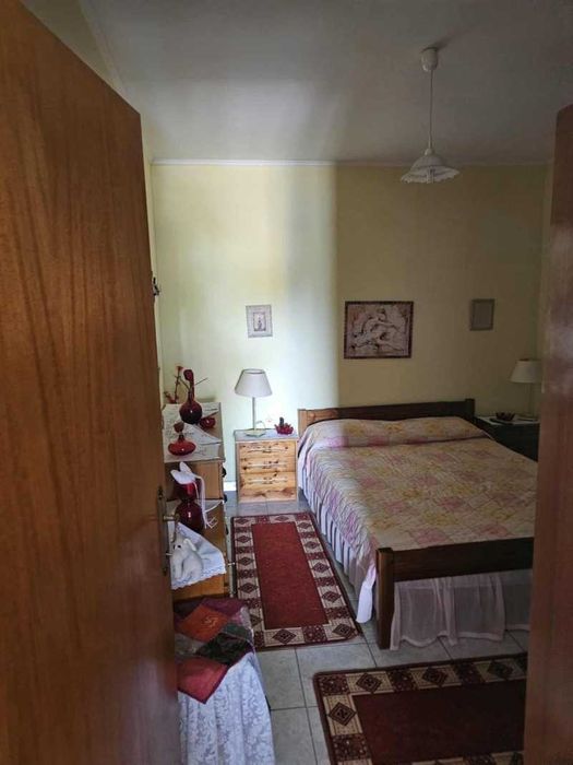 Самотоятелна къща в голям парцел