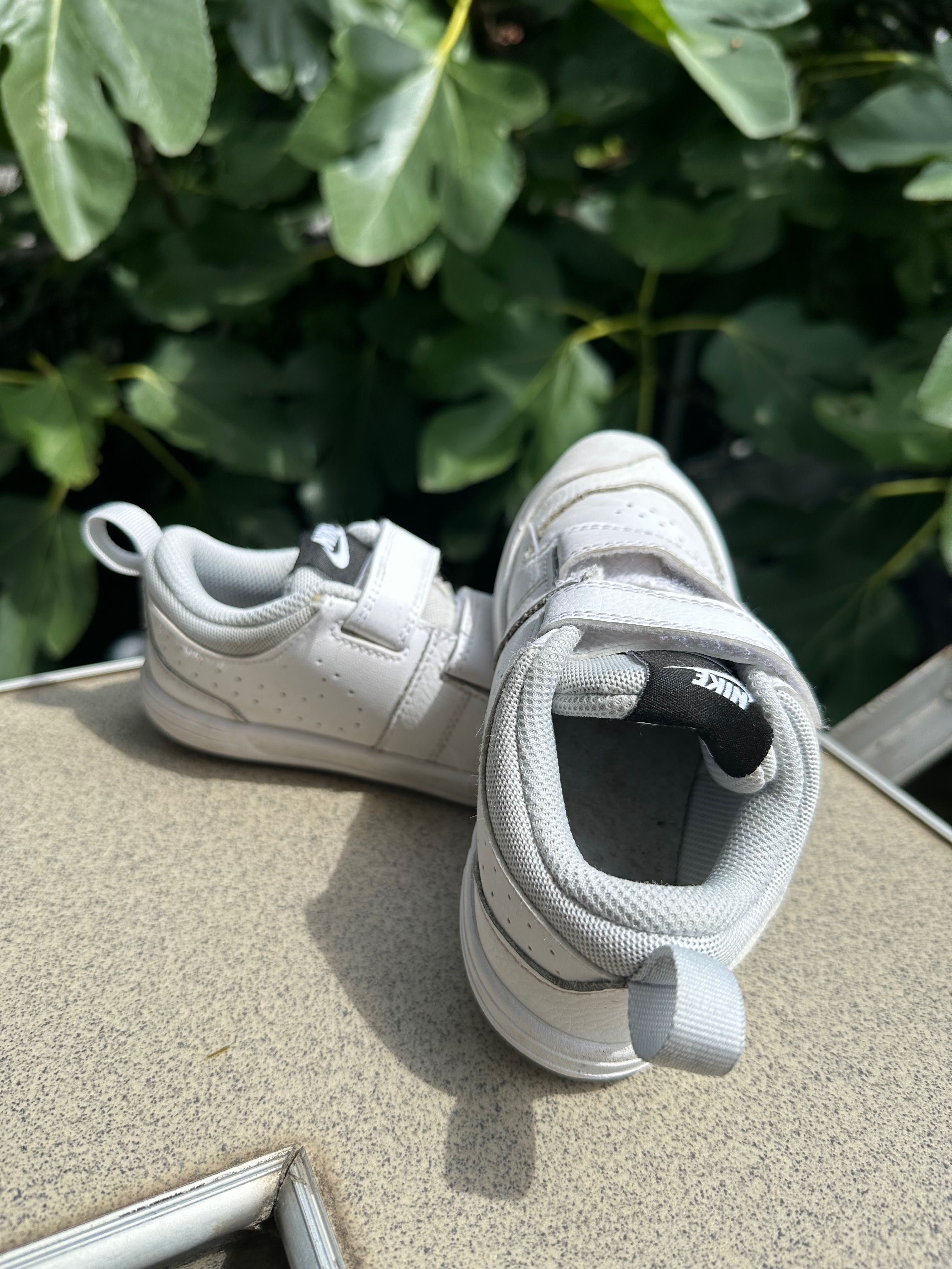 Детски бели обувки Nike 26