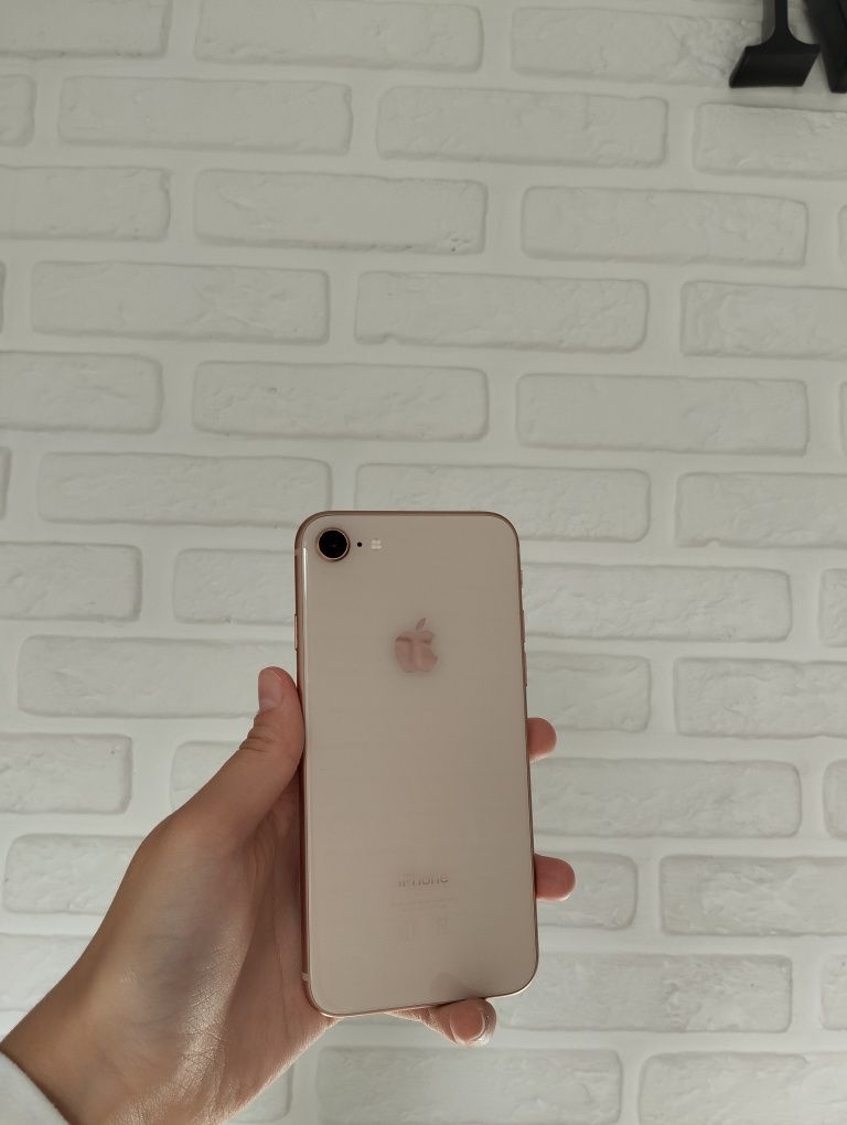 iPhone 8 , gold.