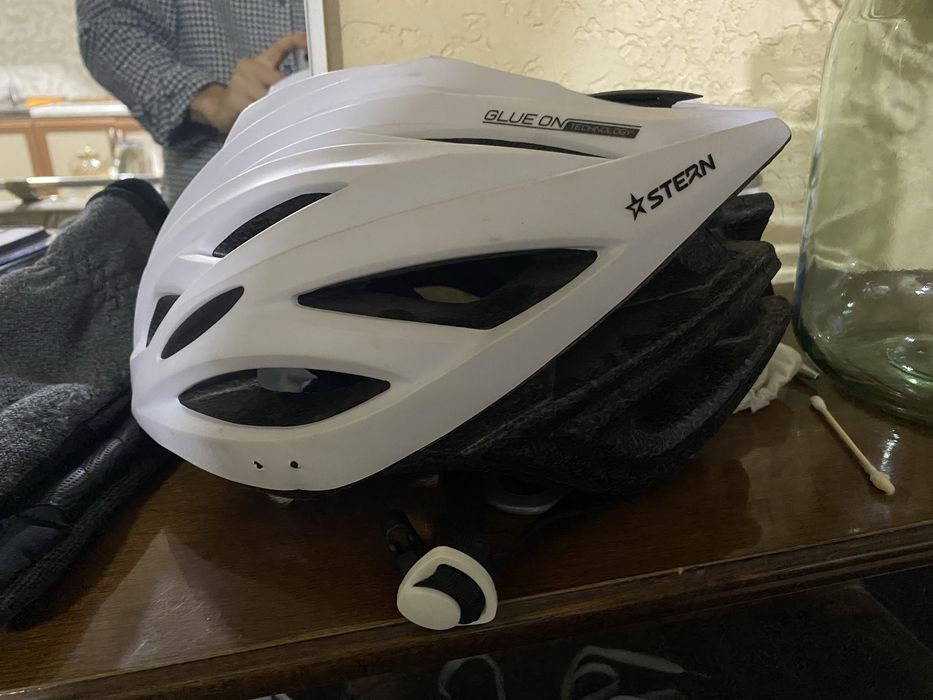 Велошлем Stern белого цвета, размер регулируется