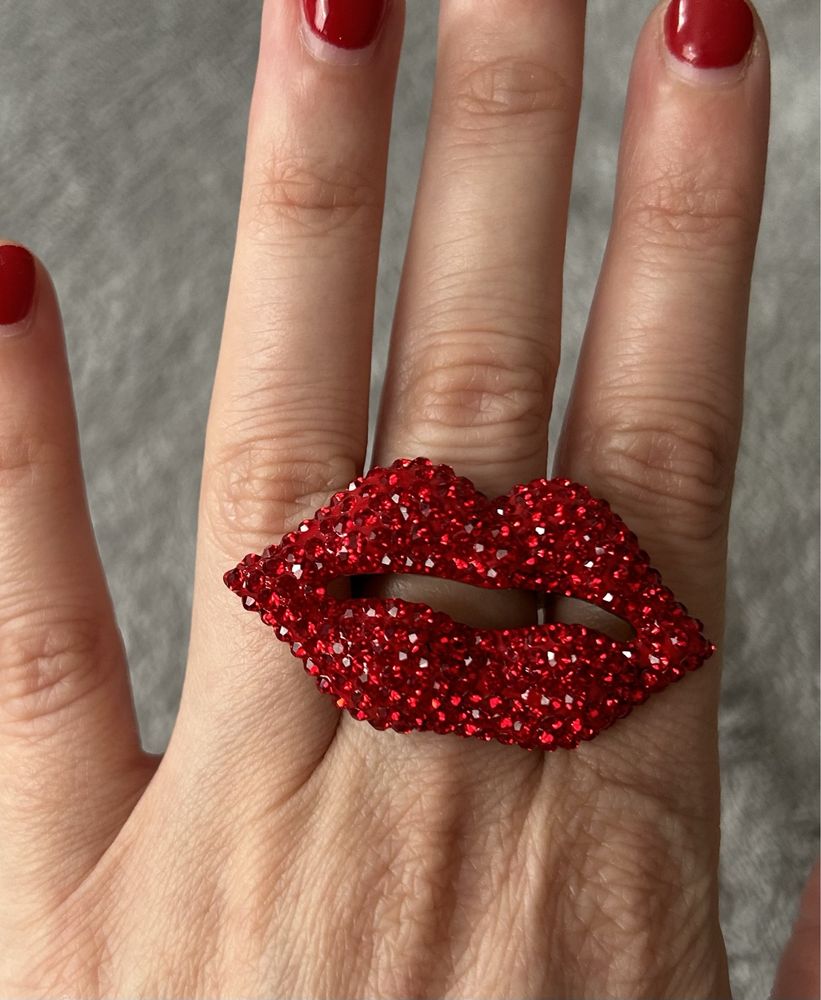 Пръстен устни - B&W Crystal Lips Ring - size L (UK)