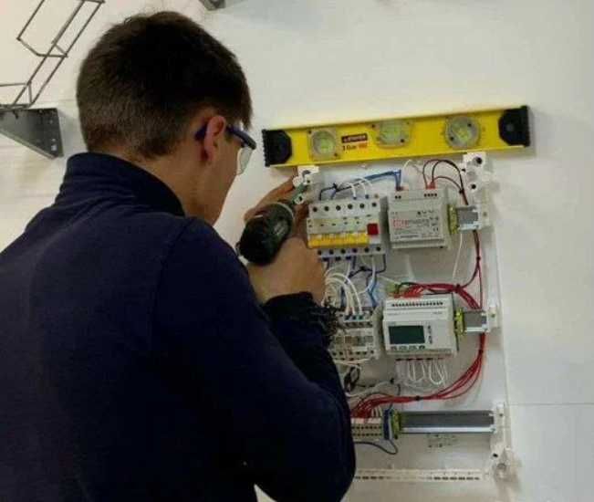 Электрик недорого: замена выключателя, подключение плиты и люстры!